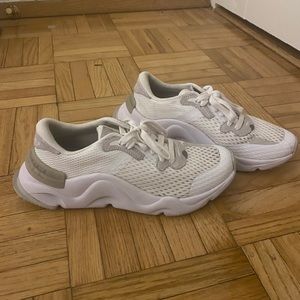 Barely worn white Sorel sneakers size 8